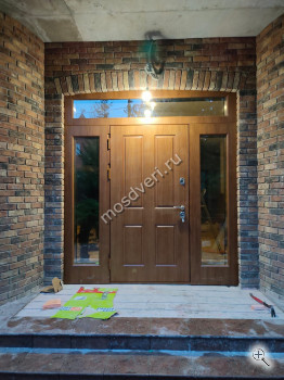 Элитная входная дверь с остеклением и МДФ под дерево - купить от производителя Мосдвери Элитная входная дверь с остеклением и МДФ под дерево
